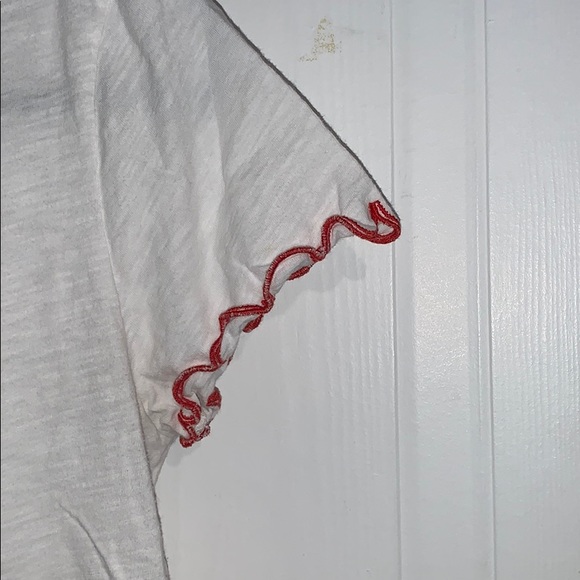 *LIKE NEW* White & red detailed t-shirt! - Picture 3 of 5